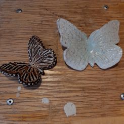 Fjärilar i keramik